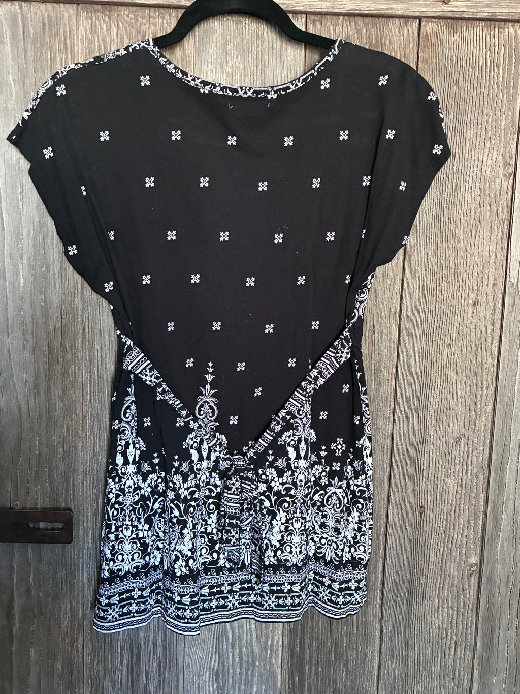 Dressbarn Black White Floral Scroll Surplice Smocked Waist Top Size Large