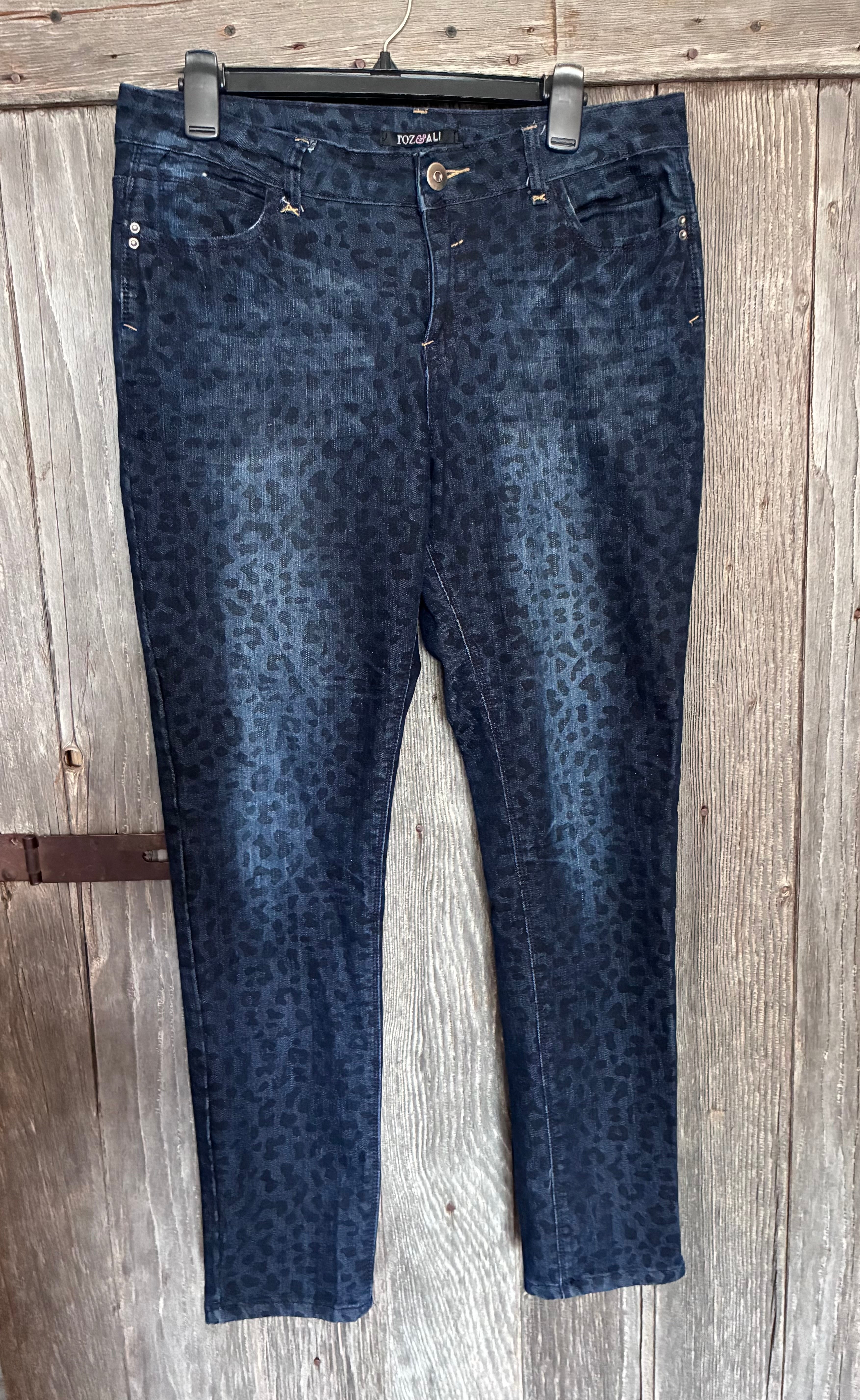 Roz & Ali Dark Wash Leopard Print Skinny Jeans | Size 14